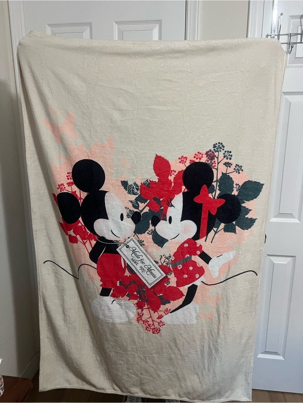 NEW  Mickey & Minnie Design BEIGE THROW BLANKET
